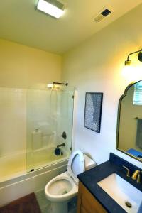 Ένα μπάνιο στο Sweet Pea Place, 2 bed with pool