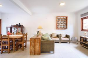 a living room with a couch and a table at Casa Caiçarinha perto do centro com ar e piscina in Paraty