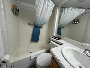Smith RiverにあるModern Ocean Cabin 27 Stylish Kitchen & Jacuzziの浴槽、洗面台、トイレを備えたバスルーム +30枚の写真