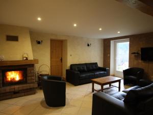 a living room with a couch and a fireplace at Grande maison avec cheminée, proche nature, idéale pour familles et amis, animaux admis. - FR-1-589-229 in Rehaupal