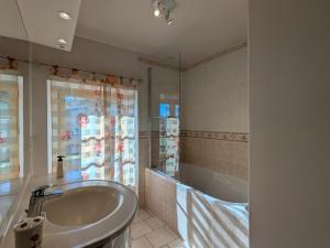 un bagno con vasca e lavandino di Maison rénovée au cœur du Parc Naturel de la Brenne avec jardin et terrasse - FR-1-591-44 a Saint-Aigny Altre 15 foto