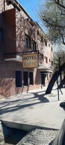 a hotel kaza sign on the side of a building at Hotel Kapac in Mendoza