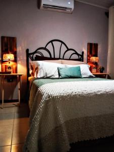 Postel nebo postele na pokoji v ubytování Villa Buenaventura Loft + 12 fotografií