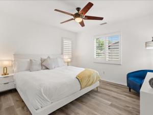 ein Schlafzimmer mit einem Bett mit Deckenventilator in der Unterkunft Irvine Inn Love - Lovely Furnished 3-bed Home in Woodbury in Irvine + 36 Fotos