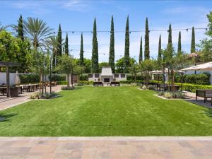 einen Park mit Bänken, Gras und Bäumen in der Unterkunft Irvine Inn Love - Lovely Furnished 3-bed Home in Woodbury in Irvine