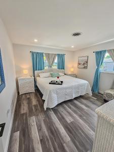 En eller flere senge i et værelse på Dockside Delight Waterfront Gulf Access 4 mins to Beach