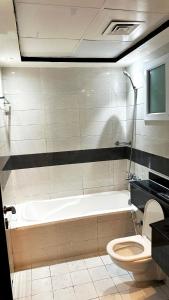 bagno con vasca e servizi igienici di Blissful Partition Room in Bur Dubai Near Burjuman Metro a Dubai Altre 49 foto