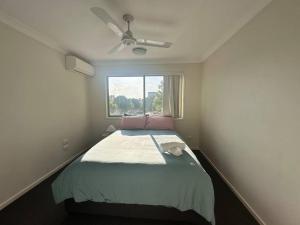 Calm Hideaway - Townhouse with Pool Access & Garage客房内的一张或多张床位