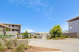 北湖Calm Hideaway - Townhouse with Pool Access & Garage的建筑物前的空停车场