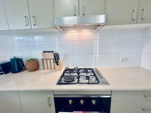 Calm Hideaway - Townhouse with Pool Access & Garage的厨房或小厨房