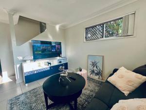 北湖Calm Hideaway - Townhouse with Pool Access & Garage的带沙发和桌子的客厅