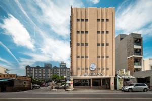 Un edificio con un orologio sulla parte anteriore di The Riverside Hotel Hengchun a Città Vecchia di Hengchun