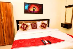 Postel nebo postele na pokoji v ubytování SRI NILAYAM Inn