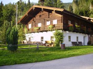 una casa con un balcón en el lateral. en Ellmauhof, en Pfarrwerfen