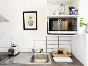A cozinha ou kitchenette de Skytower views, washer & dryer, TV!