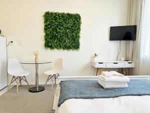um quarto com uma cama, uma mesa e cadeiras em Skytower views, washer & dryer, TV! em Auckland