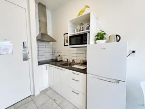 A cozinha ou kitchenette de Skytower views, washer & dryer, TV!