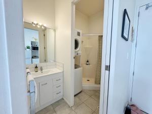 Uma casa de banho em Skytower views, washer & dryer, TV!
