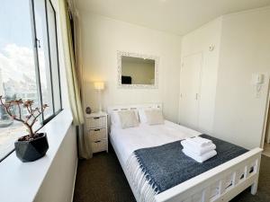 Uma cama ou camas num quarto em Skytower views, washer & dryer, TV!