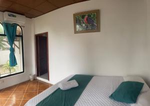 Postel nebo postele na pokoji v ubytování Hostal Muro De Las Lagrimas with high speed internet Starlink