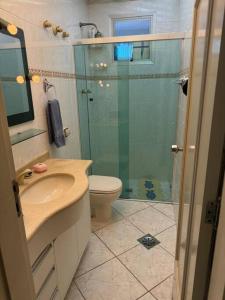 グアルジャにあるApartamento com vista marのシャワー、洗面台、トイレ付きのバスルーム +22枚の写真