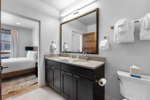 un baño con lavabo y espejo en Blue River Flats Bld 3 203 By Summit County Mountain Retreats, en Silverthorne 25 fotos más