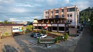 SaroakoHotel Mireya的停车场内停车的建筑物的顶部景色