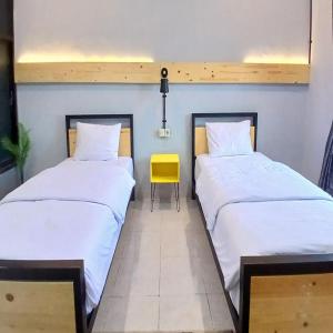 Postel nebo postele na pokoji v ubytování Kenewae Living Near Alun-alun Wonosari Mitra RedDoorz