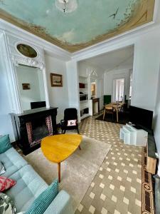 a living room with a couch and a table at Maison rénovée 7P Proche de Lille in Tourcoing
