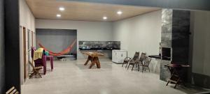 una sala de estar con una mesa y sillas en Lj eventos e lazer, en Porangatu