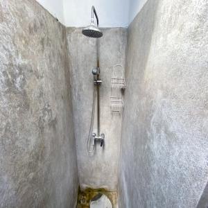 eine Dusche mit Duschkopf in einem Badezimmer in der Unterkunft The Lumbung Residence in Kerobokan