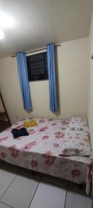 a small bed in a room with a window at Casa Campina in Carmo