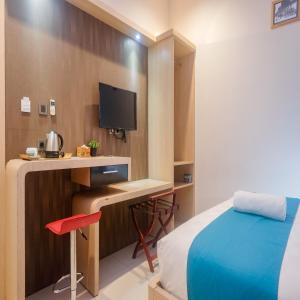 TV a/nebo společenská místnost v ubytování Sans Hotel Grand Omah Sastro Yogyakarta