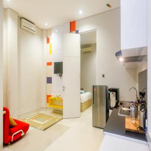 Kuchyň nebo kuchyňský kout v ubytování Sans Hotel Grand Omah Sastro Yogyakarta