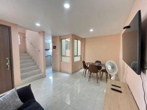 a living room with a table and a dining room at Espectacular casa con parqueadero bien ubicada in Barranquilla