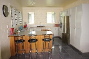 Cucina o angolo cottura di Samoan Highland Hideaway