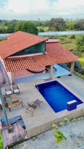 Πισίνα στο ή κοντά στο Casa com piscina no Condomínio Oásis do Mar - Lucena PB
