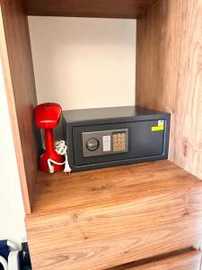 プラヤ・デル・カルメンにあるItzamna Suite Balcony Deluxeの赤いスツールの付いた引き出しの中にある小さなラジオ
