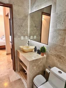 プラヤ・デル・カルメンにあるItzamna Suite Balcony Deluxeの洗面台、鏡、トイレ付きのバスルーム