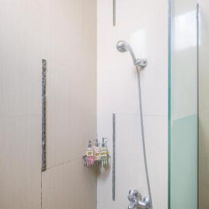 Koupelna v ubytování Sans Hotel Grand Omah Sastro Yogyakarta + 37 fotografií