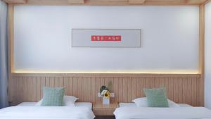 Ein Bett oder Betten in einem Zimmer der Unterkunft Breeze Alley Inn--English reception-Tourism planing