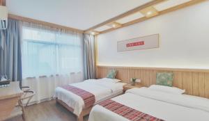Ein Bett oder Betten in einem Zimmer der Unterkunft Breeze Alley Inn--English reception-Tourism planing