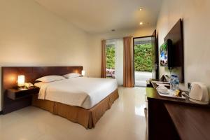 Krevet ili kreveti u jedinici u objektu The Hill Hotel & Resort Sibolangit Powered by Archipelago