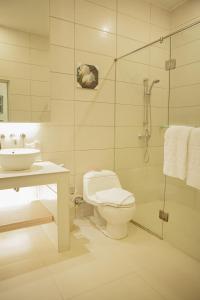 Kupaonica u objektu The Hill Hotel & Resort Sibolangit Powered by Archipelago