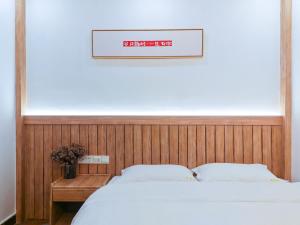 Ein Bett oder Betten in einem Zimmer der Unterkunft Breeze Alley Inn--English reception-Tourism planing