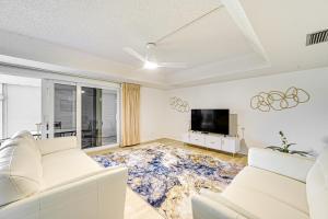 Μια τηλεόραση ή/και κέντρο ψυχαγωγίας στο 3 Mi to Downtown Naples Country Club Condo!