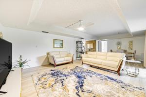 Χώρος καθιστικού στο 3 Mi to Downtown Naples Country Club Condo! +24 φωτογραφίες