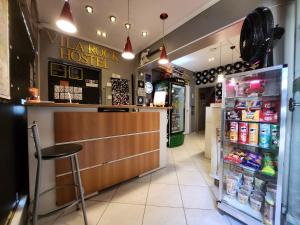 a restaurant with a counter and a refrigerator at Vila Rock Hostel - próximo Allianz Parque, Vila Madalena, Av Paulista, Hospital das Clínicas INCOR FMUSP in São Paulo