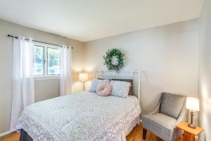 ein Schlafzimmer mit einem Bett und einem Stuhl und einem Fenster in der Unterkunft Waterfront Port Clinton Cottage 5 Mi to Lake Erie in Port Clinton