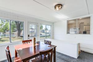 ein Esszimmer mit Tisch und Stühlen und Fenstern in der Unterkunft Waterfront Port Clinton Cottage 5 Mi to Lake Erie in Port Clinton